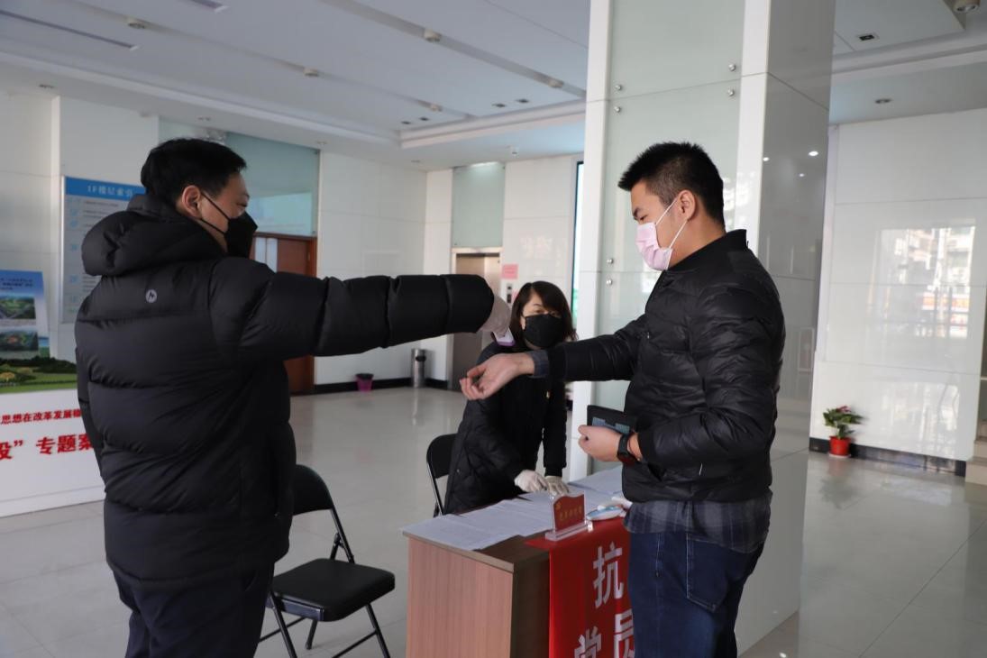 強堡壘 亮本色 黨建引領(lǐng)抗疫工作深入開展一個支部就是一座堡壘，一個黨員就是一面旗幟